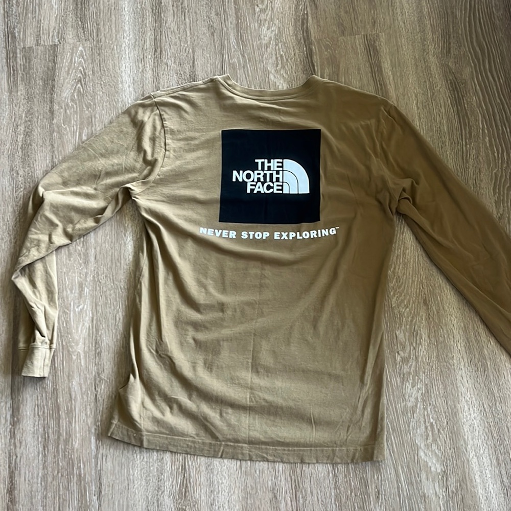 Long sleeve North Face shirt. Size:M